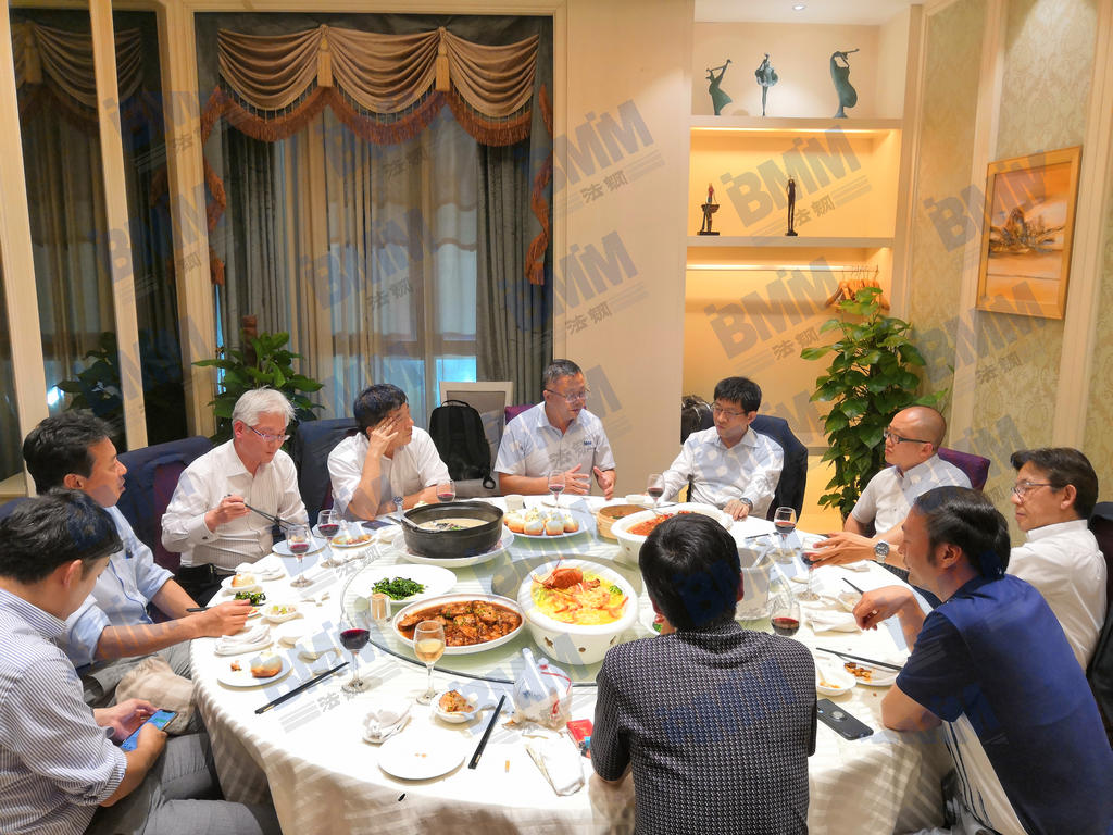 訪問結(jié)束后，法鋼集團(tuán)負(fù)責(zé)人邀請JFE鋼鐵高層共進(jìn)晚餐